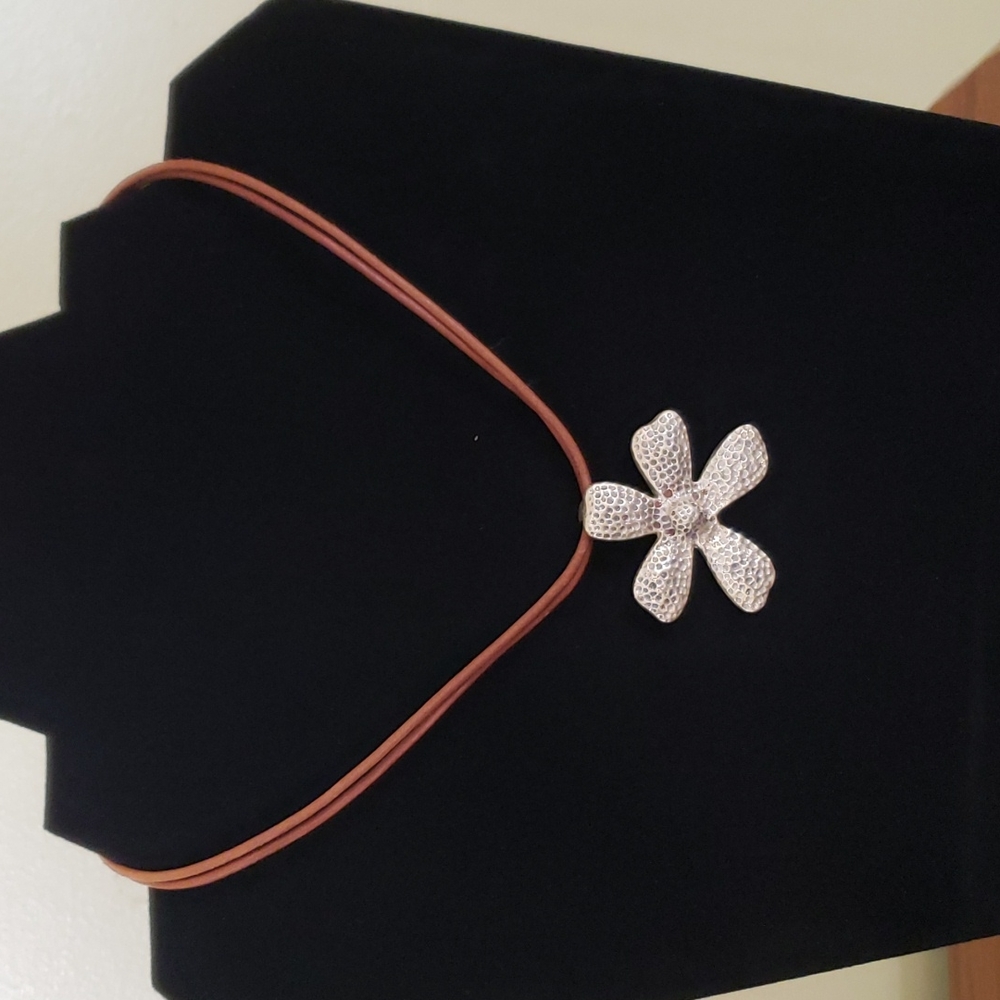 Silpada daisy necklace